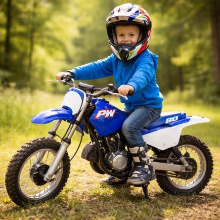 enfant-casque-mini-moto-clairiere