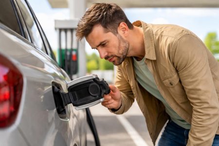 automobiliste-reservoir-voiture-station-service